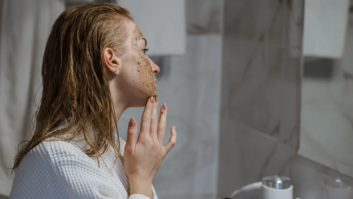 Comment exfolier sans irriter, avec des recettes et des gestes testés.